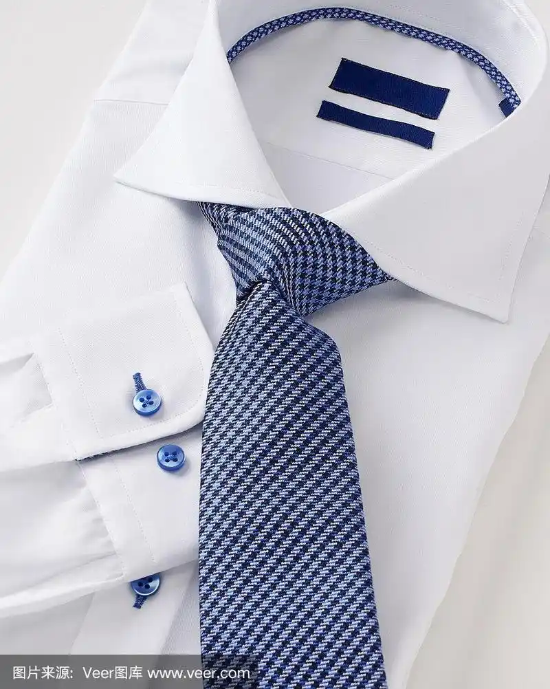 男人穿白色衬衫,打领带