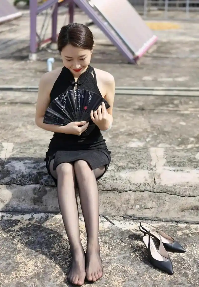 丝袜美腿玉足#妩媚性感 #时尚街拍美女#个人写真照  - 抖音