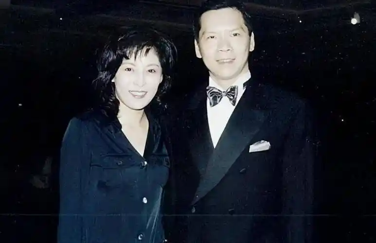 甚至还拒绝做中国台首富的儿媳妇,只一心一意的要跟着向华强