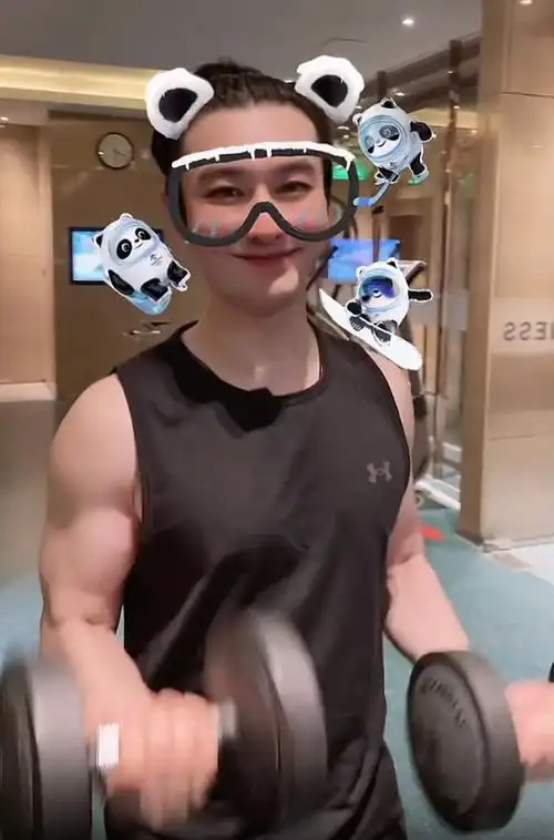 黄晓明离婚后超自律健身房撸铁秀健硕身材与蒋欣同框画风可爱