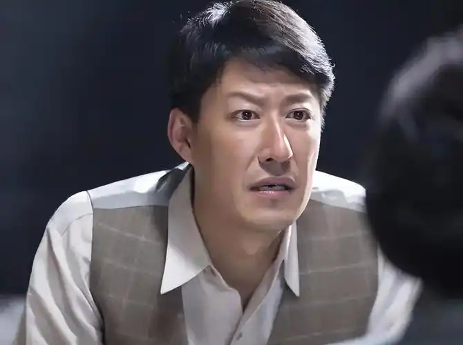 看着荧幕上的演员拿着不同的剧本饰演着不同的角色,这让于震感到很