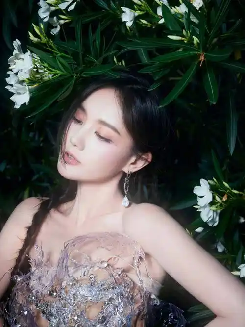 李一桐晒出花园光影写真,身穿镂空透视水花裙,清凉优雅清纯诱人_感觉