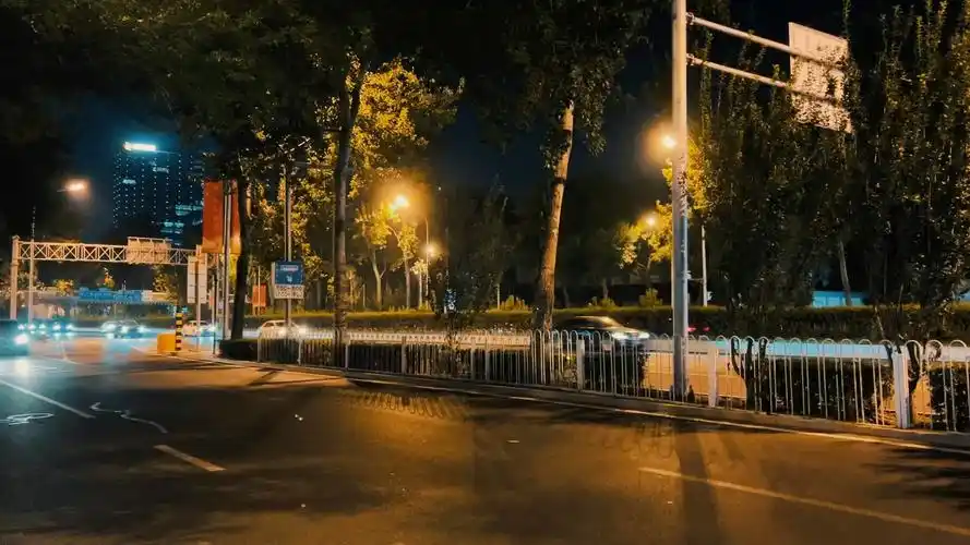 晚上11点的北三环路边