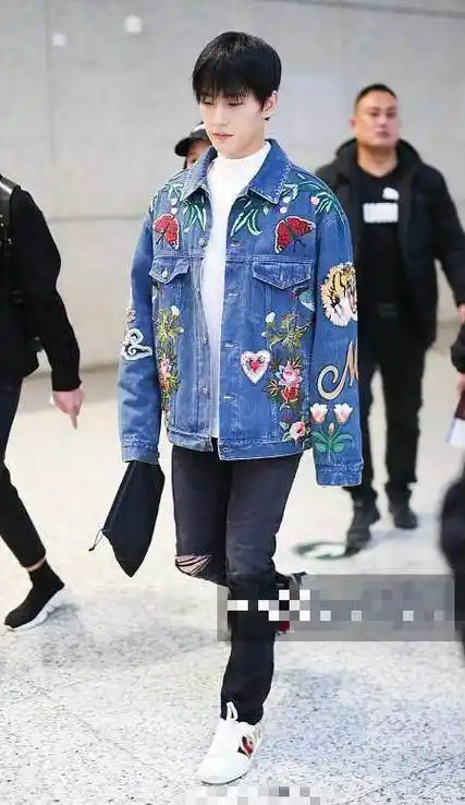 杨洋今天的机场照,眼神好酷一脸生人莫近,网友:黑发好看太多了_样子