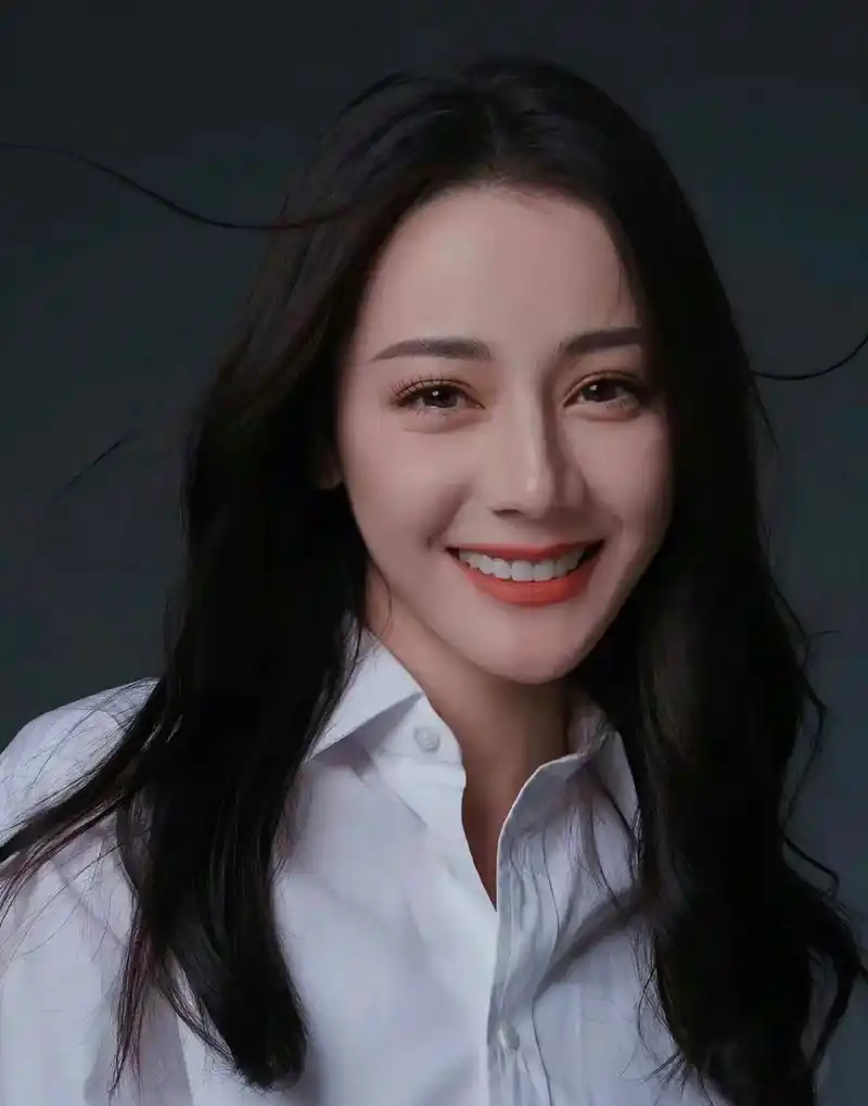 迪丽热巴双眼皮变单眼皮的区别,个人感觉还是双眼皮漂亮些