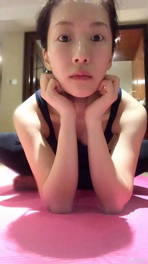 阔太李念晒素颜美照却遭网友质疑双眼皮是割的