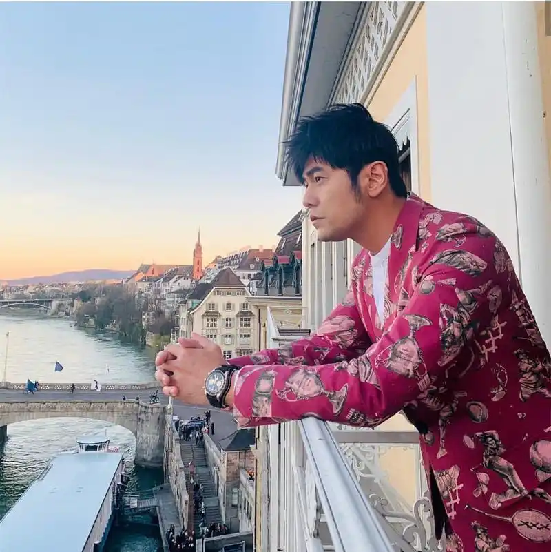 周杰伦出席发布会侧颜竟撞脸陈赫听昆凌怎么说