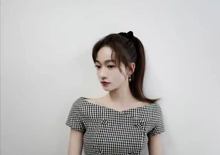 吴谨言最新时尚画报,湿发背头配连衣裙,风格多变尽显轻熟魅力_造型