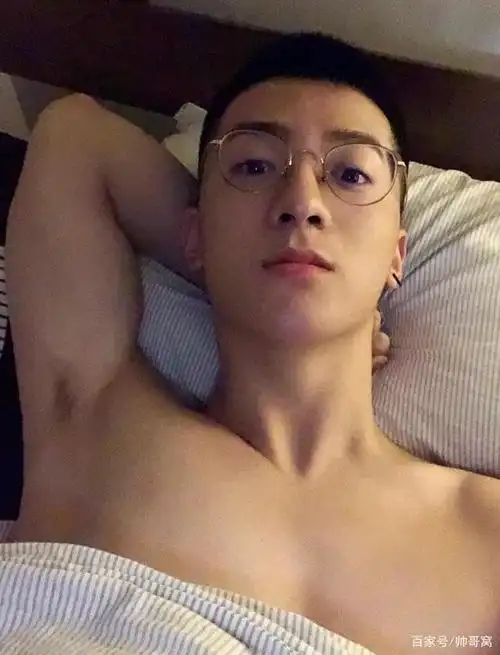 组图:清秀阴柔的帅气小哥哥,洗个澡都要玩自拍,表情呆萌可爱!