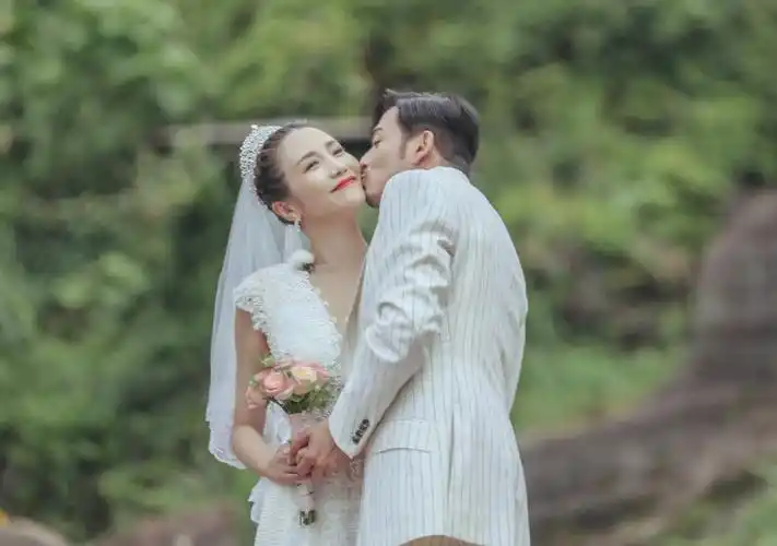 杨烁老婆带儿子拍写真,杨雨辰又长高变帅,古装扮相英气十足_腾讯新闻