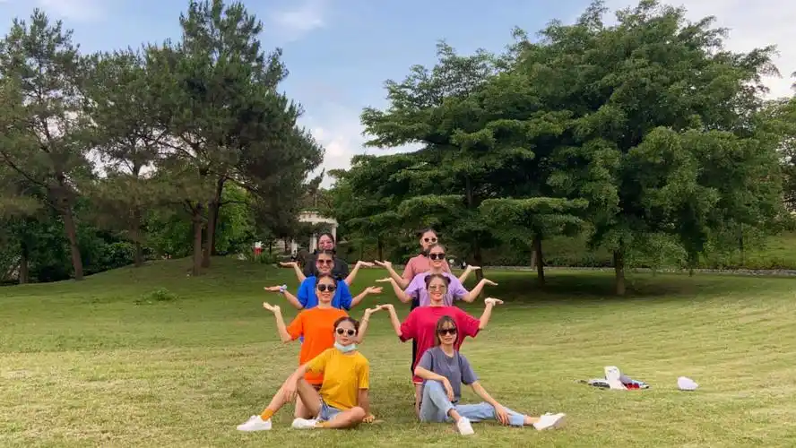 毕业季照宿舍集体照多人拍照姿势