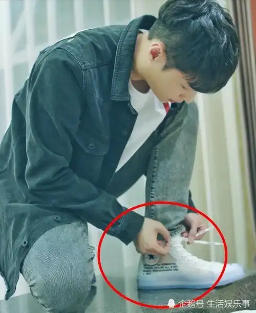 张艺兴穿"小白鞋"现身,本以为很一般,看到袜子粉丝不淡定了