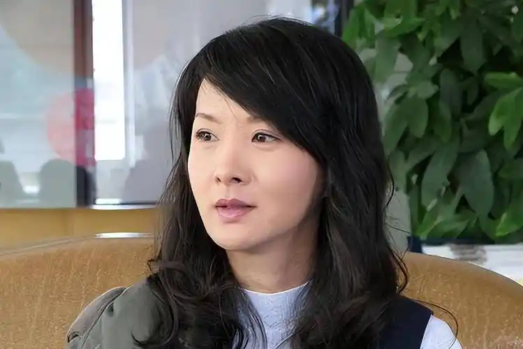 曝50岁演员谢兰定居美国,回国捞金遭驱赶,满脸油光爆痘不敢认_生活