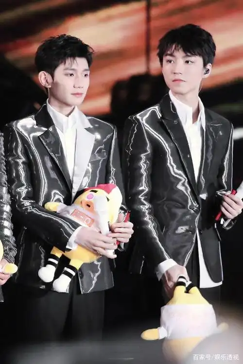 王俊凯做造型时打瞌睡,王源为毕业生献唱,二人意外现"团糖"获赞