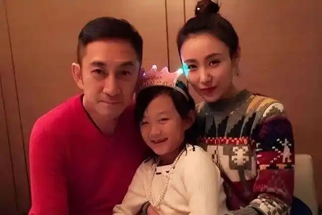 石洋子22岁时,与大21岁吴启华结婚,离婚后仍被他当"女儿"宠着