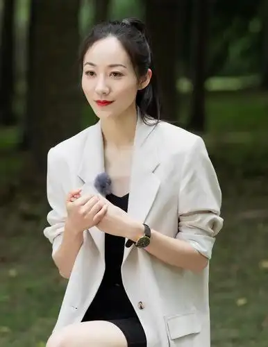 已于今日上线第十一期,节目中,韩雪身着利落西装外套搭配高马尾现身