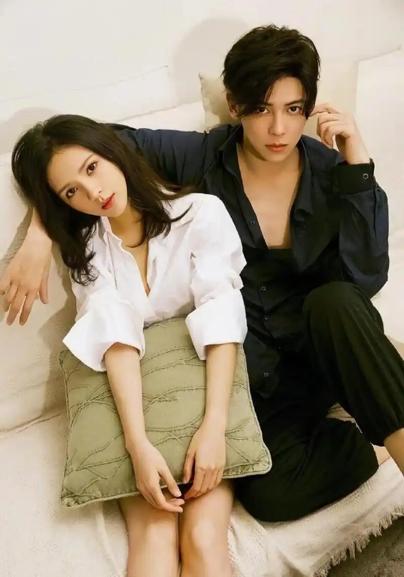 王思聪前女友张予曦,和男友拍"睡衣写真",两人对视太有爱