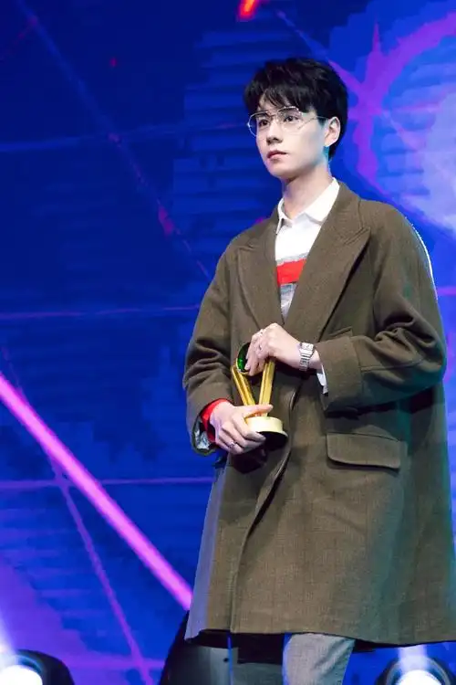 胡一天小分头太帅气,有颜身材好穿什么都好看,这小伙未来可期