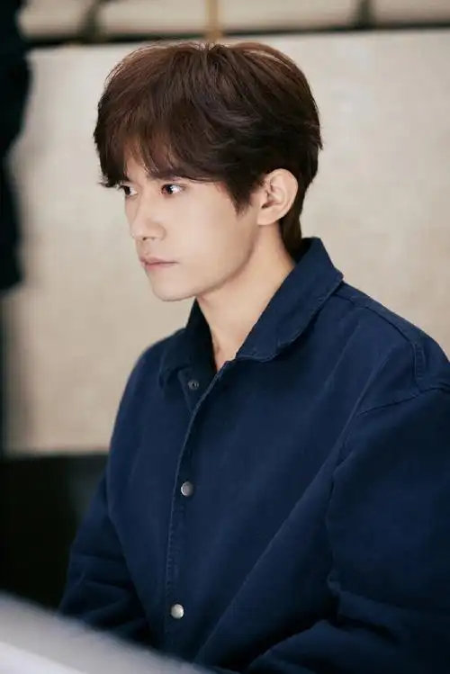 易烊千玺牛仔衬衫西装叠搭造型