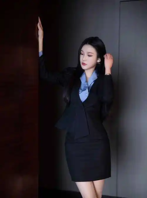 蓝色衬衣超显肤白,丝袜高跟鞋性感优雅_女性_职业_穿着