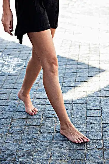 女青年,走,赤脚,鹅卵石,街道_高清图片_全景视觉