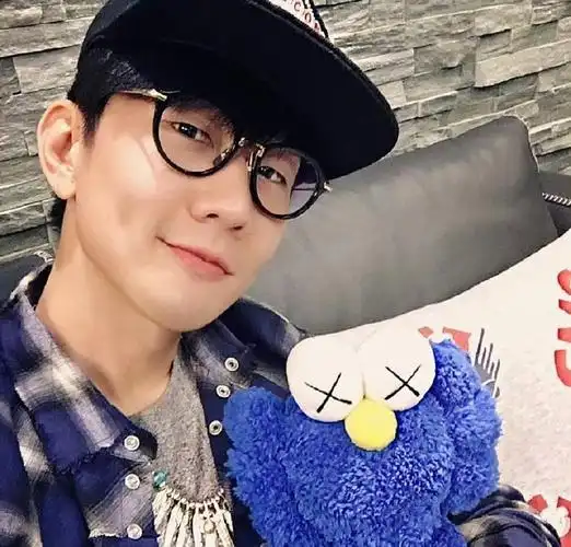 林俊杰超话整理相册翻到了很多97林俊杰,有一说一林俊杰戴眼镜真的