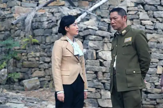 网易娱乐4月29日报道大型抗战悬疑剧《出关》正在广东卫视黄金档热播