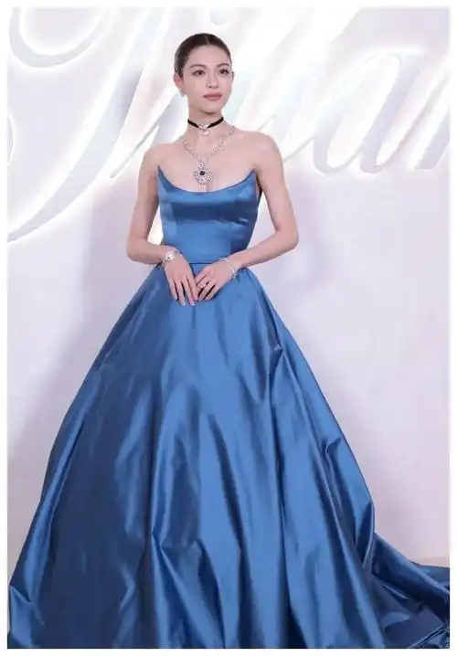 30岁钟楚曦抹胸裙秀曲线,现身活动现场,身材曼妙动人.