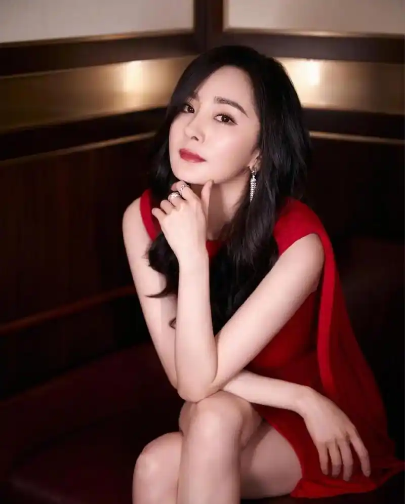 杨幂时尚写真.大幂幂身材好辣!