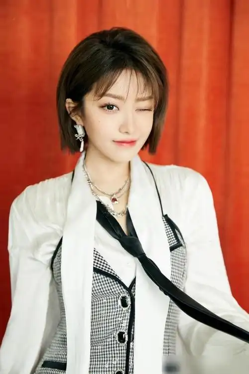 喻言去青3助演特意剪齐刘海酷姐变甜妹撩到学弟心动