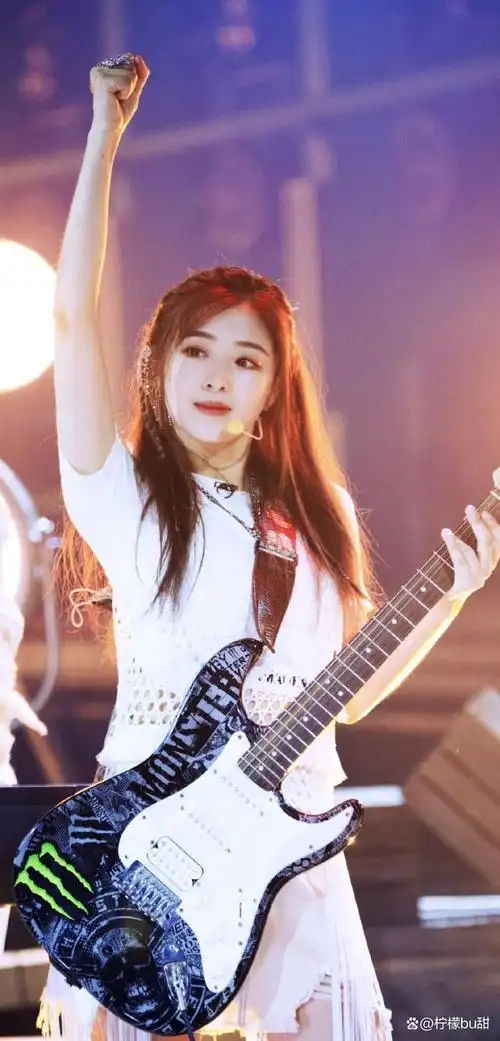 她的代表作品包括《我很张含韵》,《青春无敌》,《我不是复制品》等.