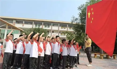 开学第一天,泰安中小学生升国旗唱国歌!你家娃也在!