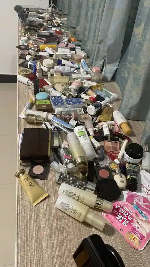 何饱饱 的想法: 想拍个护肤品推荐视频,把东西堆了一桌子… - 知乎
