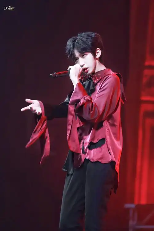 贺峻霖台风蜕变之战第二次公演舞台对话cr微博三日雨贺峻霖