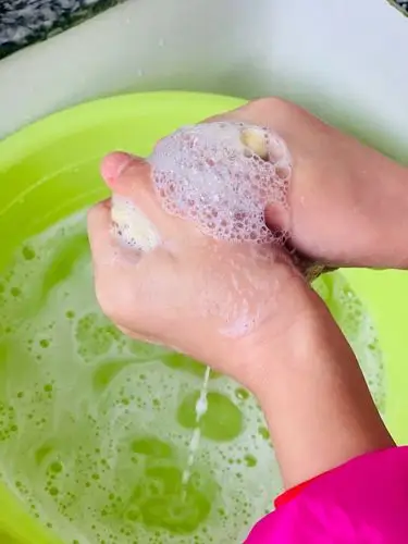 防"疫"家务小挑战之我会洗袜子啦!