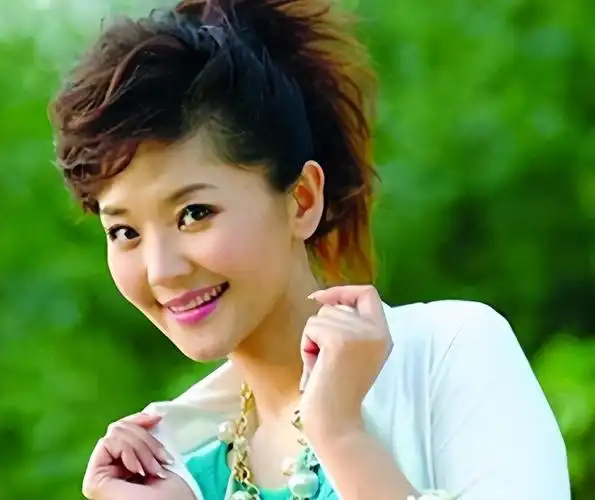 回顾央视主持人方琼15岁丧父29岁嫁大8岁上司如今成人生赢家