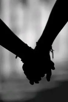 情侣夜晚牵手影子图片_夜间情侣牵手背影_情侣散步影子牵手图片