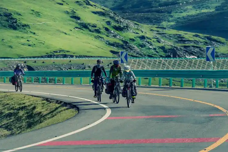 318国道川藏线上的骑行者