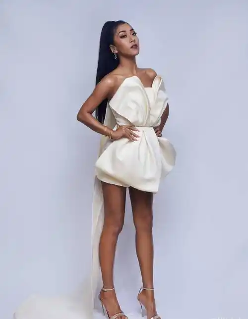 皮肤黑也高调,吉克隽逸穿抹身材连体裤,身上涂高光锁骨都在发光_个性