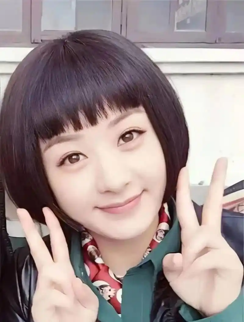 赵丽颖时久未露面,最近短发造型出现,她一直在剧组拍电影,很多活动都