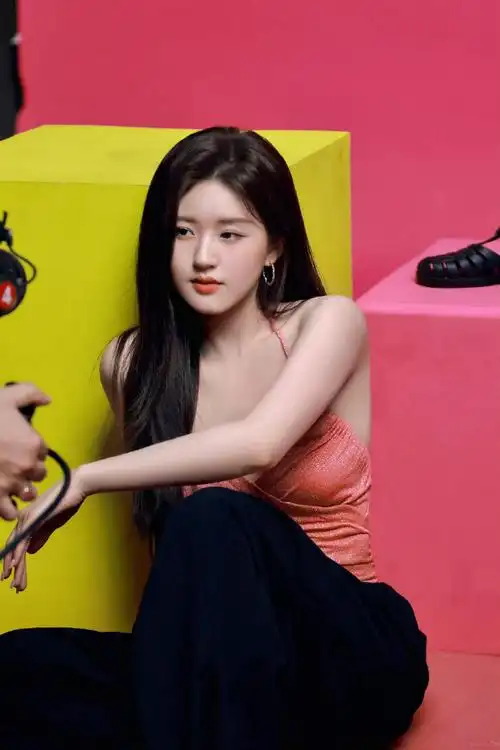 赵露思缤纷色彩定格花絮照##赵露思粉色吊带花絮照