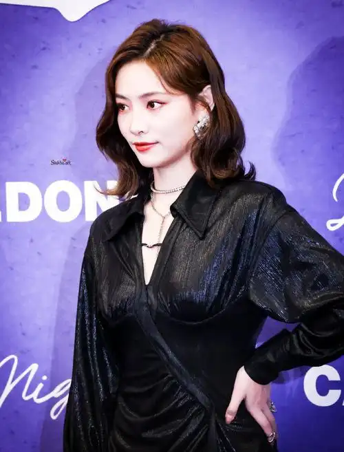 许佳琪今日上海活动现场黑色亮片露背群搭配小波浪卷,甜酷辣妹kiki好