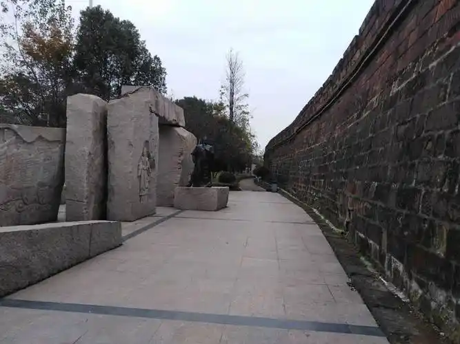 现在立那个"吴王城遗址"碑地方,小时候我们还看到鄂城