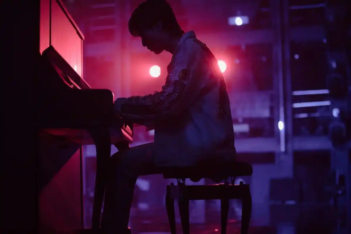 张艺兴 "我习惯在这个混乱的世道 以独行姿态另辟蹊径"#l - 抖音