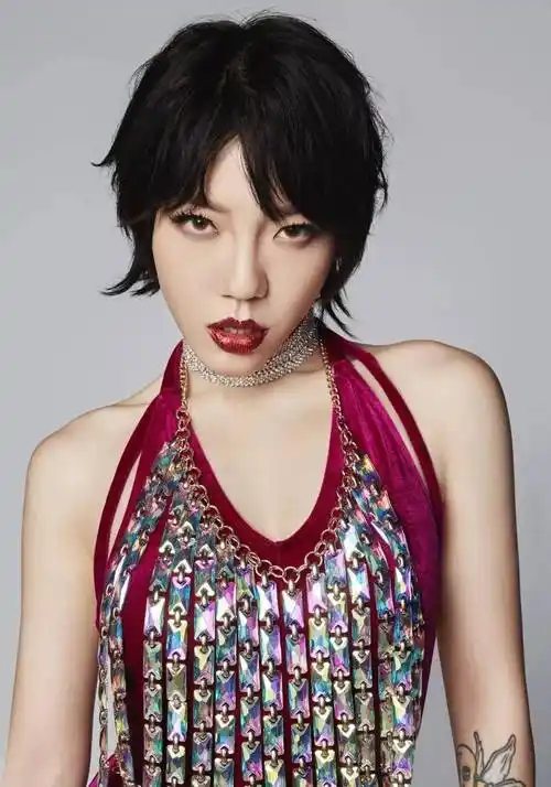 另类大嘴美女吴莫愁,地铁站里吓哭小孩的造型除了她找不出第二人