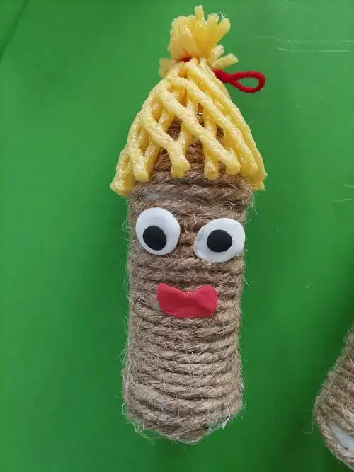 胜坨镇辛庄社区幼儿园中班手工制作麻绳跟酸奶瓶的碰撞—(可爱的小