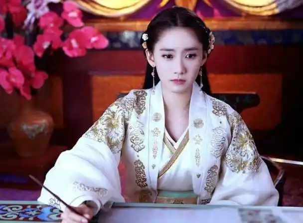 原创林允儿18岁照片曝光被赞眼睫毛可以扫地有没有整容一看便知