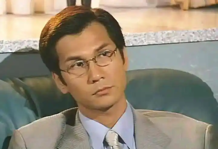 原创56岁陈启泰内地复出拍戏新造型曝光满脸油污胡子拉碴难辨认