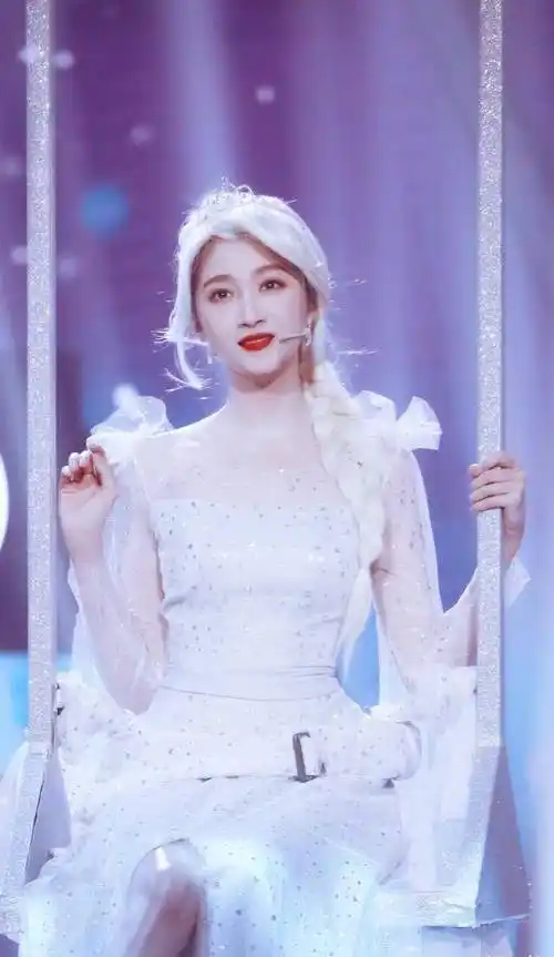 关晓彤腿太长了!时尚裙露出大长腿,看清腿长后:她真有172吗?