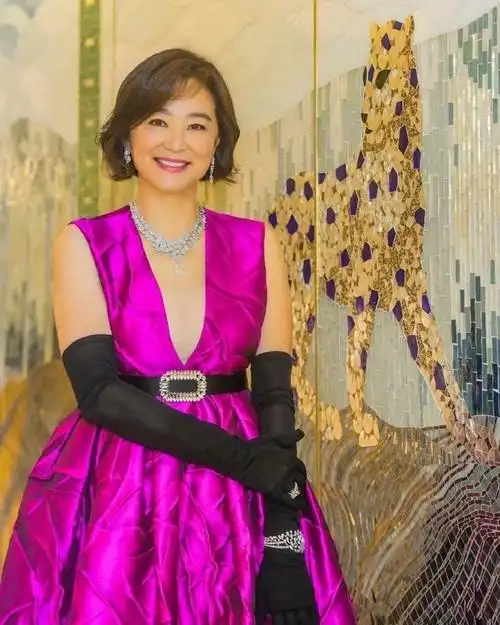 68岁林青霞穿深v礼服性感亮相佩戴九千万珠宝贵气十足